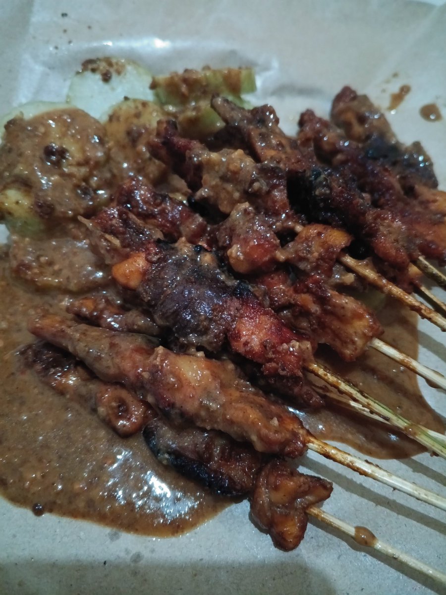 yeample's tweet image. 3 tusuk sate waktu itu rasanya lebih nikmat