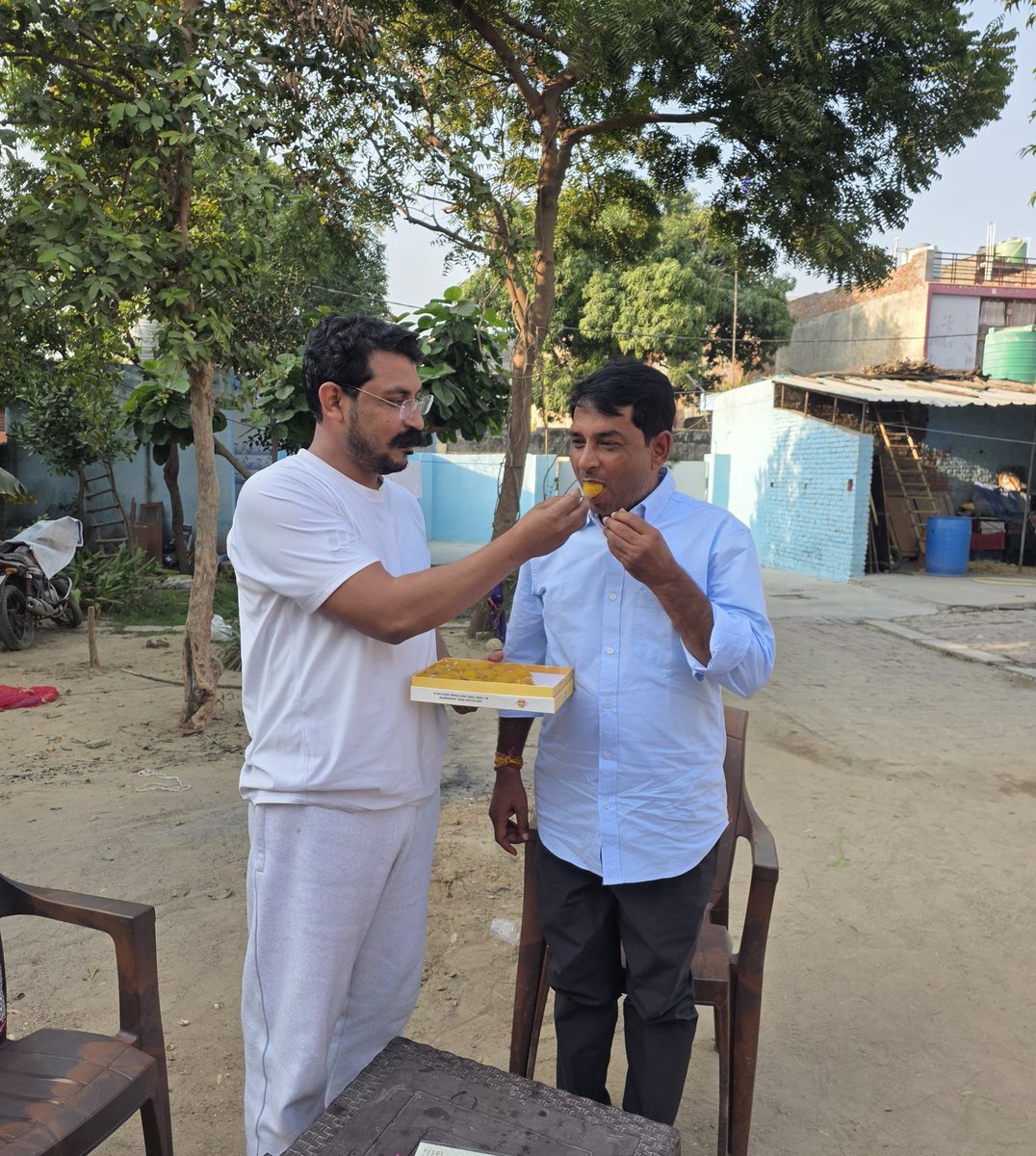 आज नगीना(उत्तरप्रदेश) सांसद भाई चंद्रशेखर आजाद जी से सहारनपुर स्थित उनके आवास पर मुलाक़ात कर राजस्थान के अहम मुद्दों पर चर्चा की।
एवं उनकी माताजी से आशीर्वाद लिया!