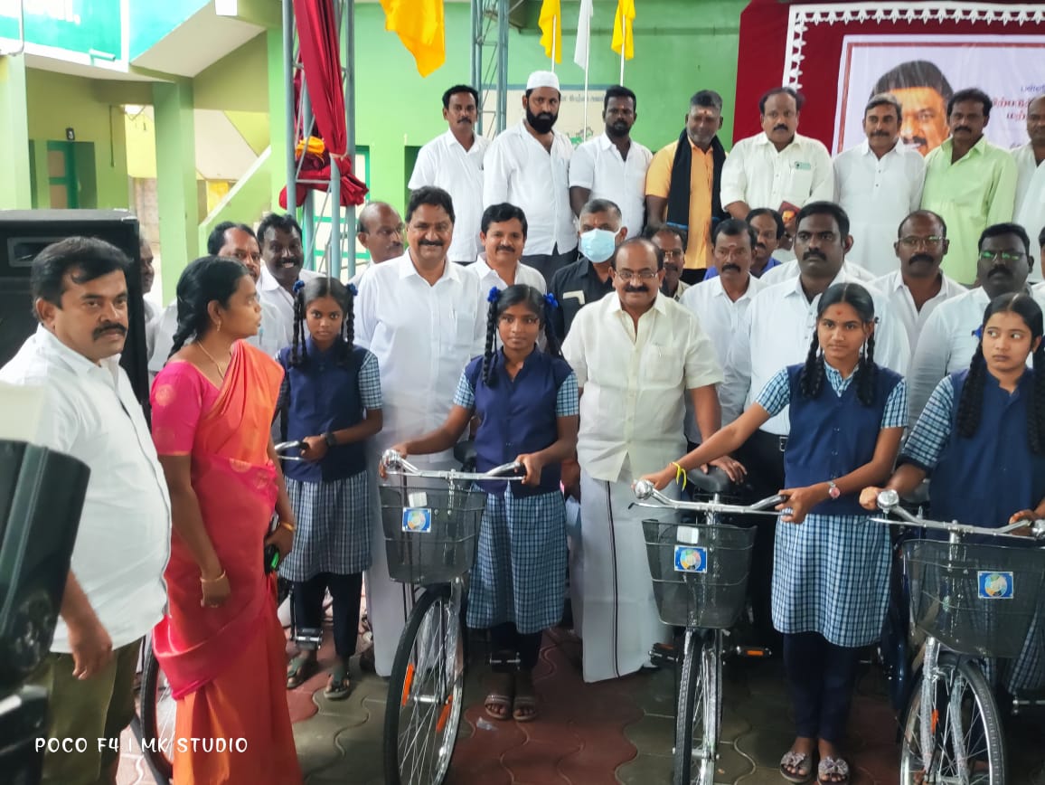 நலத்திட்ட நாயகர் - மாண்புமிகு தமிழ்நாடு முதலமைச்சர் திரு. <a href="/mkstalin/">M.K.Stalin - தமிழ்நாட்டை தலைகுனிய விடமாட்டேன்</a> அவர்களின் வழிகாட்டுதலின்படி, #கிருஷ்ணகிரி புனித அன்னாள் பெண்கள் மேல்நிலைப்பள்ளியில், மாணவ-மாணவிகளுக்கு விலையில்லா மிதிவண்டிகளை வழங்கியபோது‌.

இந்நிகழ்வின்போது பர்கூர் சட்டமன்ற உறுப்பினர் திரு.D.மதியழகன், மாவட்ட