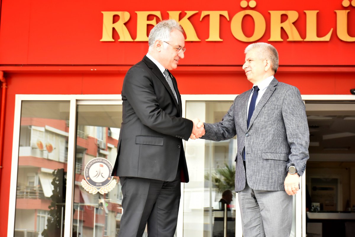 İzmir Ekonomi Üniversitesi Rektörü Prof. Dr. Yusuf Hakan Abacıoğlu, Rektör Prof. Dr. Selim Karahasanoğlu’nu ziyaret ederek, başarı dileklerini iletti. 
#izmirdemokrasiüniversitesi