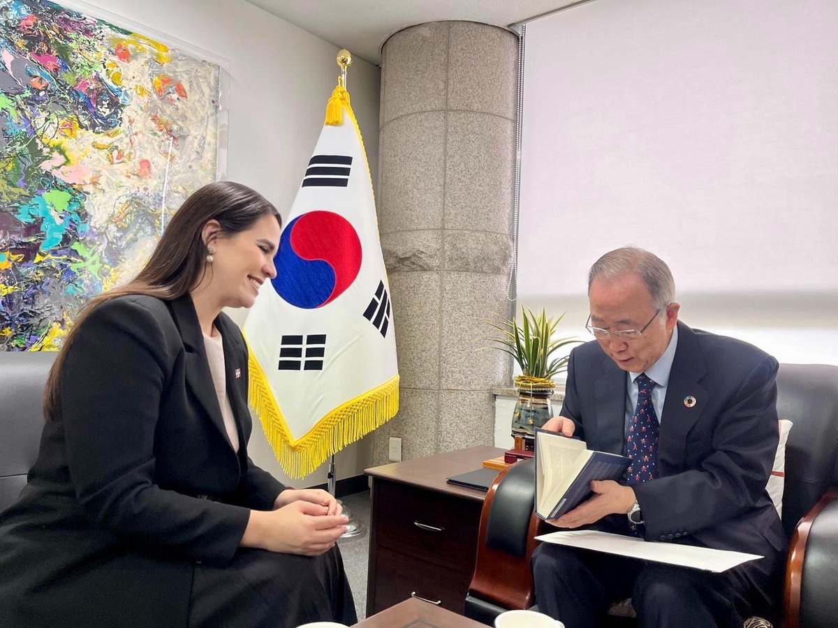 RDenCorea's tweet image. Reunión de alto nivel con Ban Ki-moon 🇩🇴🤝🇰🇷 La Embajadora Angie Martínez conversó sobre una posible visita a RD y fortalecer la colaboración con el GGGI, promoviendo un crecimiento verde en más de 50 países. También participaron Dave H. King, Yesenia Antigua y Nelson Ortega.