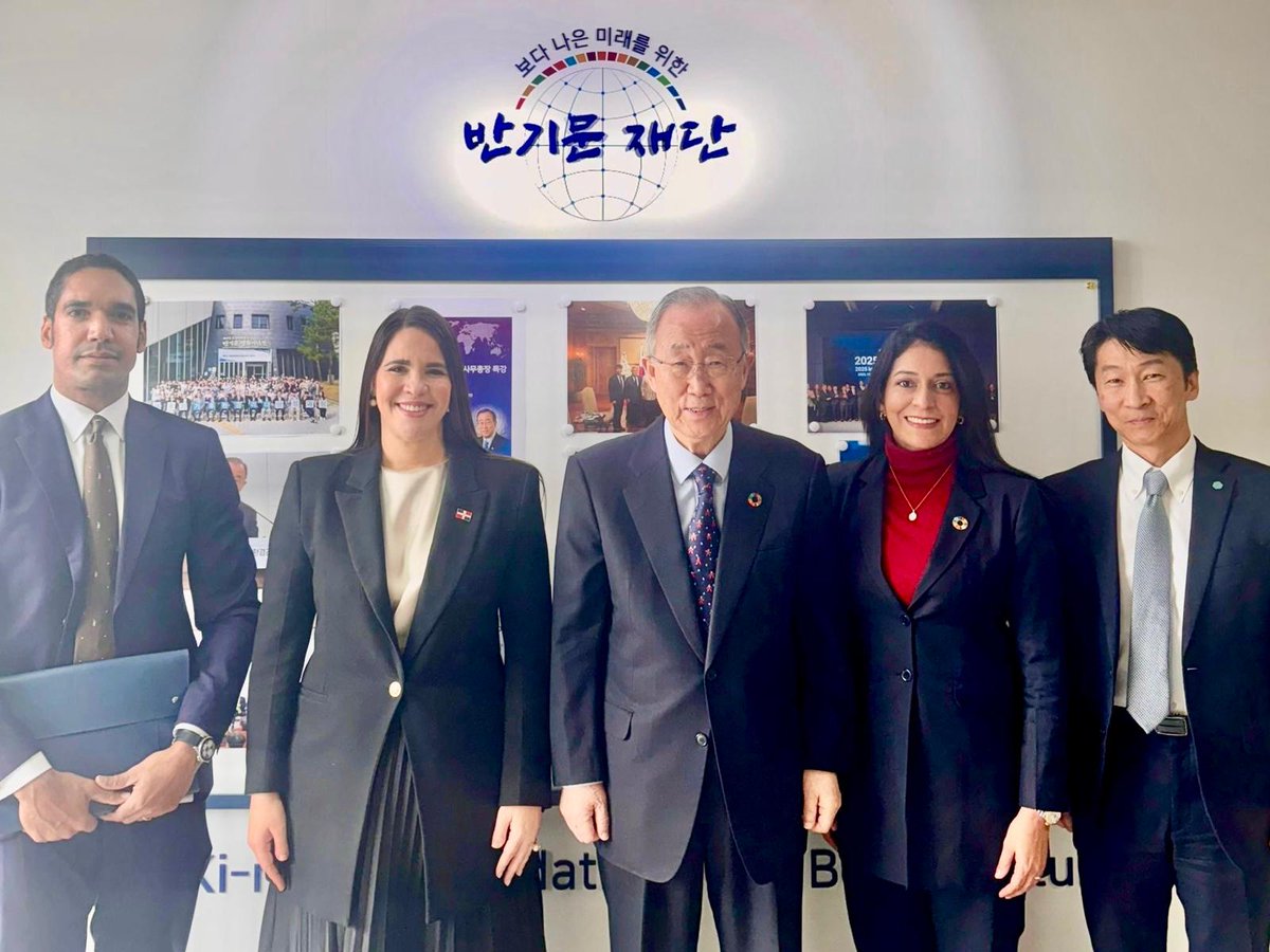 RDenCorea's tweet image. Reunión de alto nivel con Ban Ki-moon 🇩🇴🤝🇰🇷 La Embajadora Angie Martínez conversó sobre una posible visita a RD y fortalecer la colaboración con el GGGI, promoviendo un crecimiento verde en más de 50 países. También participaron Dave H. King, Yesenia Antigua y Nelson Ortega.