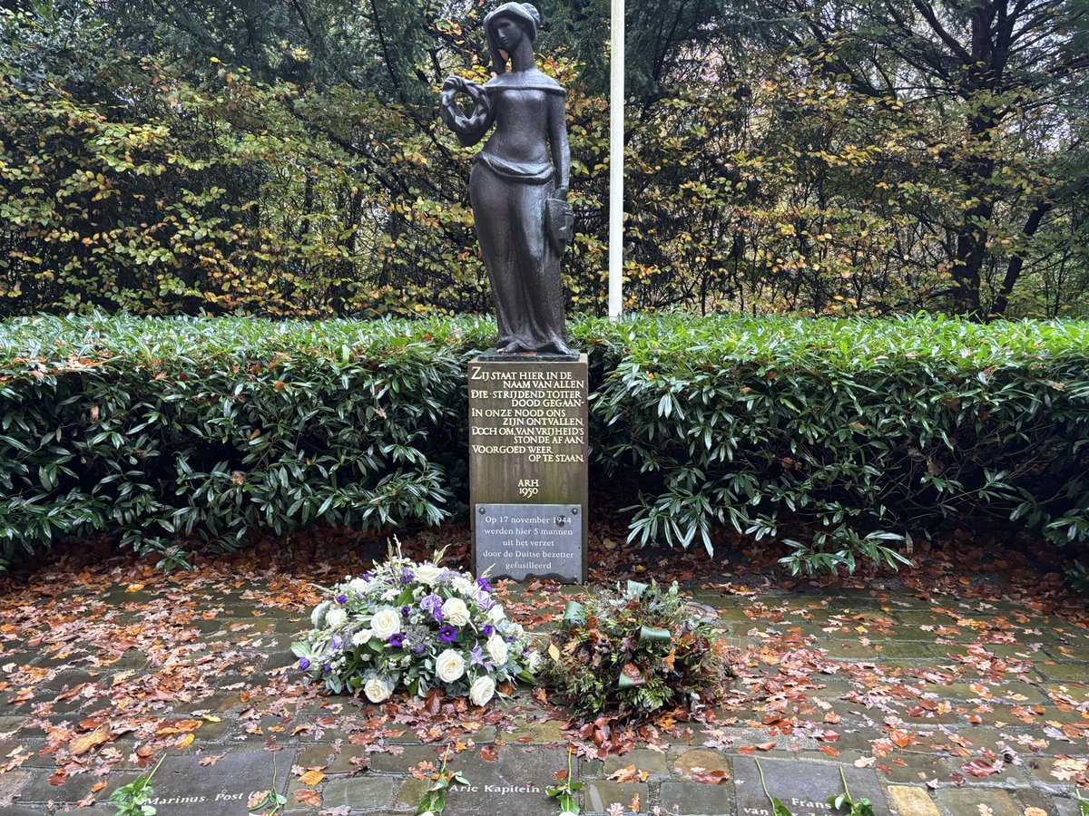 Mijn laatste krans als voorzitter. Na de uitvaart zaterdag van mijn moeder brachten we de bloemen die op haar kist lagen naar Alkmaar. Naar het monument voor vijf gefusilleerde verzetstrijders. Als schoolmeisje werd mijn moeder gedwongen toe te kijken bij hun executie. 

De