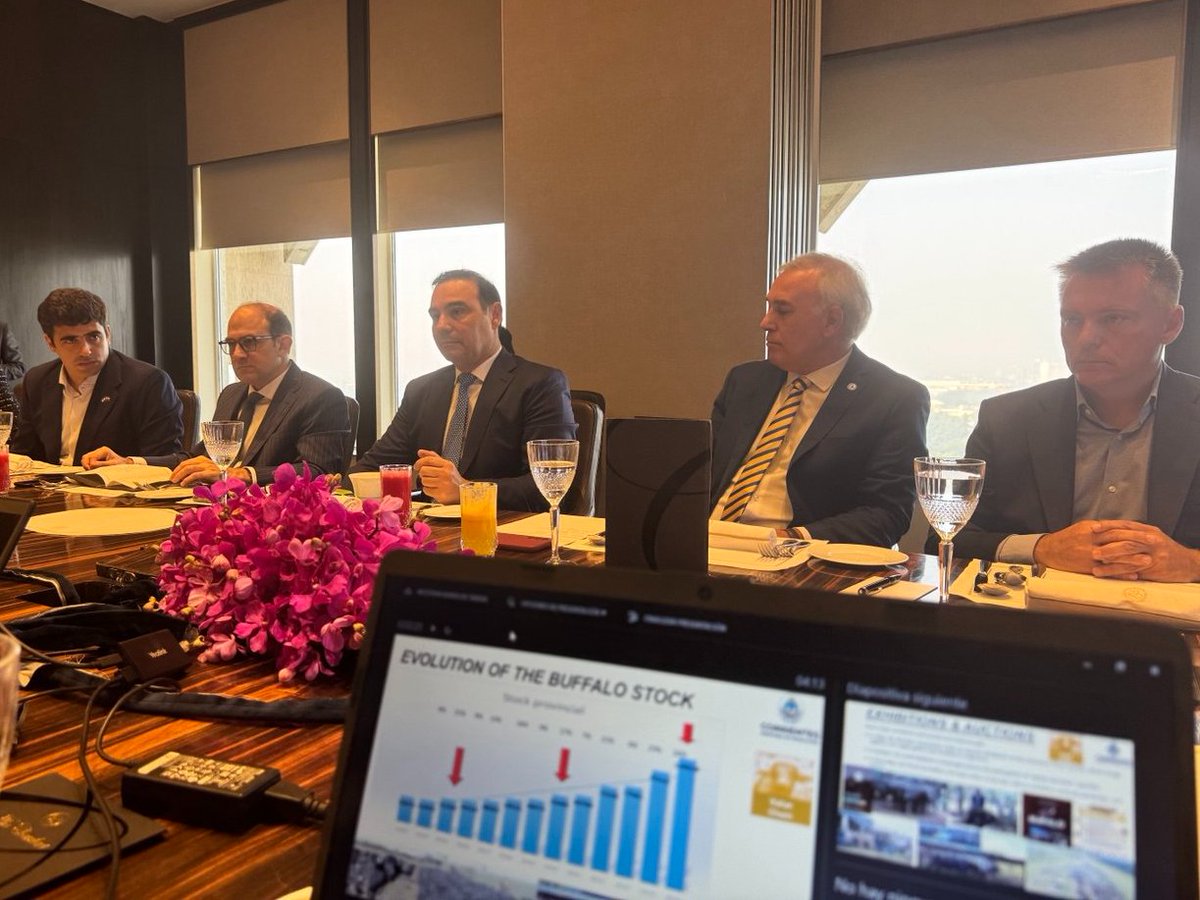 En #NuevaDelhi, junto al embajador de #Argentina en #India, <a href="/CaucinoMariano/">Mariano Caucino</a>, nos reunimos con directivos de Allana Group, empresa que comercializa alimentos y está interesada en operar en el país.

Hablamos de la potencialidad correntina en búfalos, cítricos, palta y nuez 🇦🇷 🇮🇳