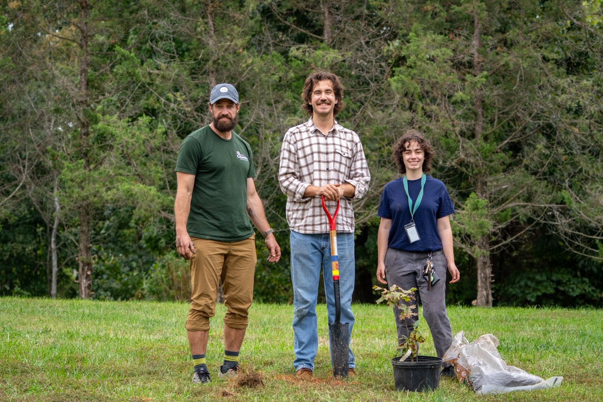 COMOSustain's tweet image. 🎉🌳 𝗡𝗲𝘄 𝗣𝗿𝗼𝗴𝗿𝗮𝗺 𝗔𝗹𝗲𝗿𝘁: 𝗖𝗼𝗠𝗼 𝗖𝗮𝗻𝗼𝗽𝘆! 🌳🎉This year, the Office of Sustainability piloted a brand-new tree planting program — CoMo Canopy — and we’re thrilled to share how it’s growing!

Our mission? To help regrow Columbia’s tree canopy and bring the…