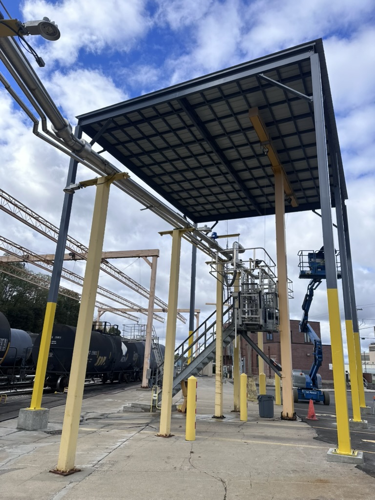 WeemsEng's tweet photo. 🚧 BOOM! Steel rising in Battle Creek! Crane + JLG lifts building double-bay awning for tanker loading. Weatherproof ops incoming! 💪 #BattleCreekMI #ConstructionVibes https://t.co/iyYPZj2jG1