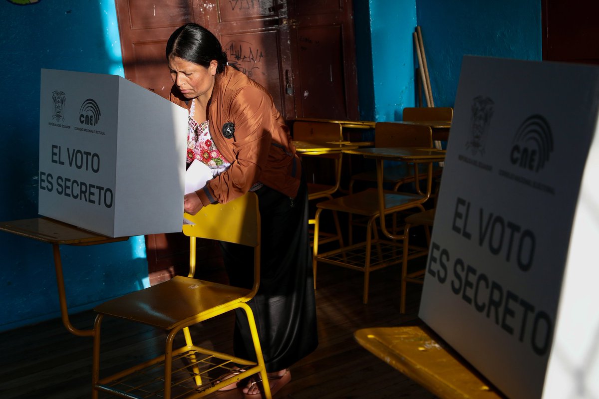 🧶🇪🇨 A propósito del resultado de la consulta popular: el No de la ciudadanía no solo refleja rechazo a un paquete de preguntas o a quiénes lo promovieron. Permite también observar cómo la erosión y la resiliencia democrática se activan en paralelo.
