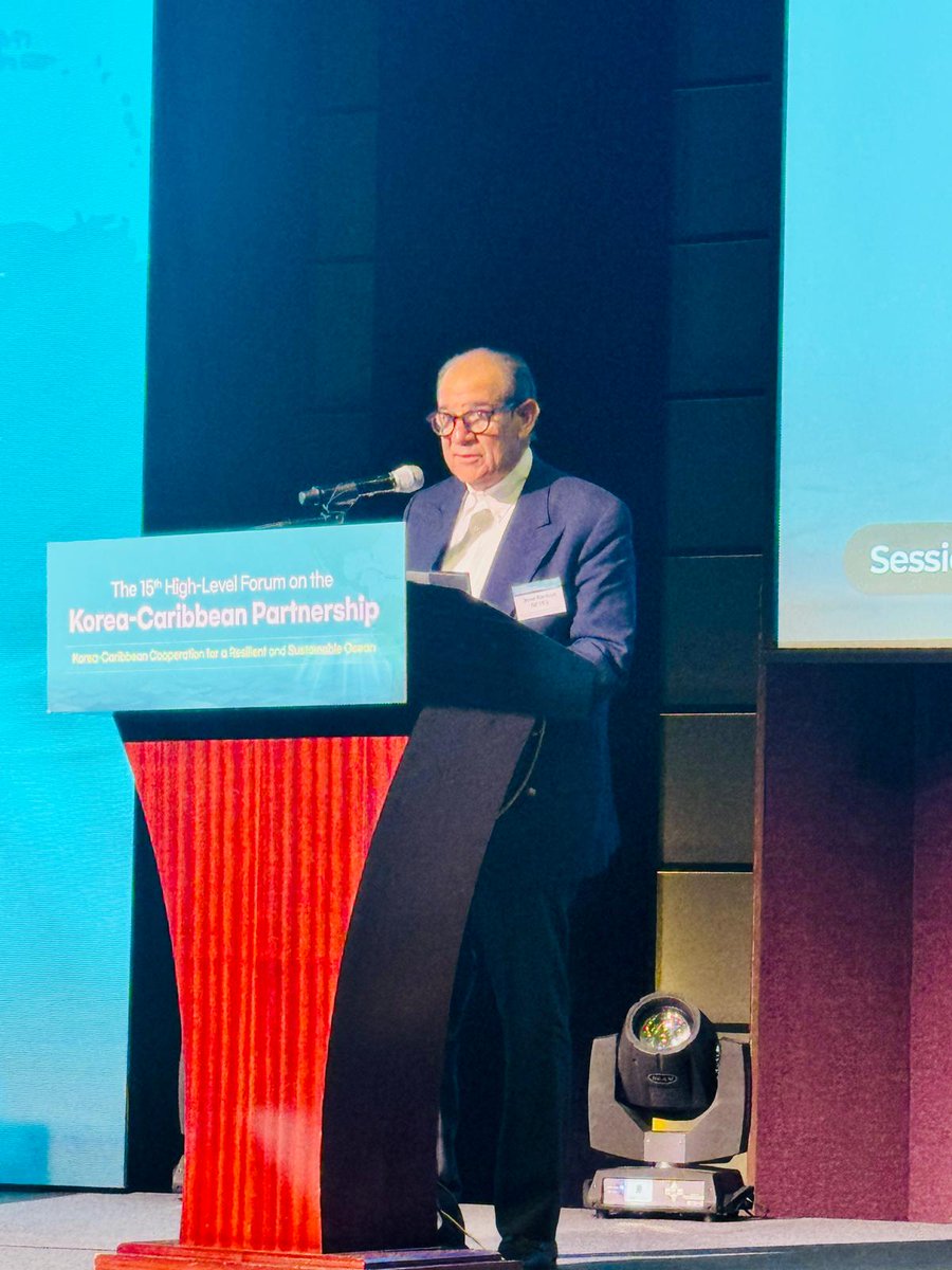RDenCorea's tweet image. El Viceministro José Ramón Reyes presentó en el XV Foro Corea–Caribe la ponencia “Contaminación Marina y Sargazo”. Destacó impactos ambientales y económicos, las acciones de RD para enfrentarlo y el llamado a una cooperación regional y global para soluciones sostenibles. 🌊🇩🇴