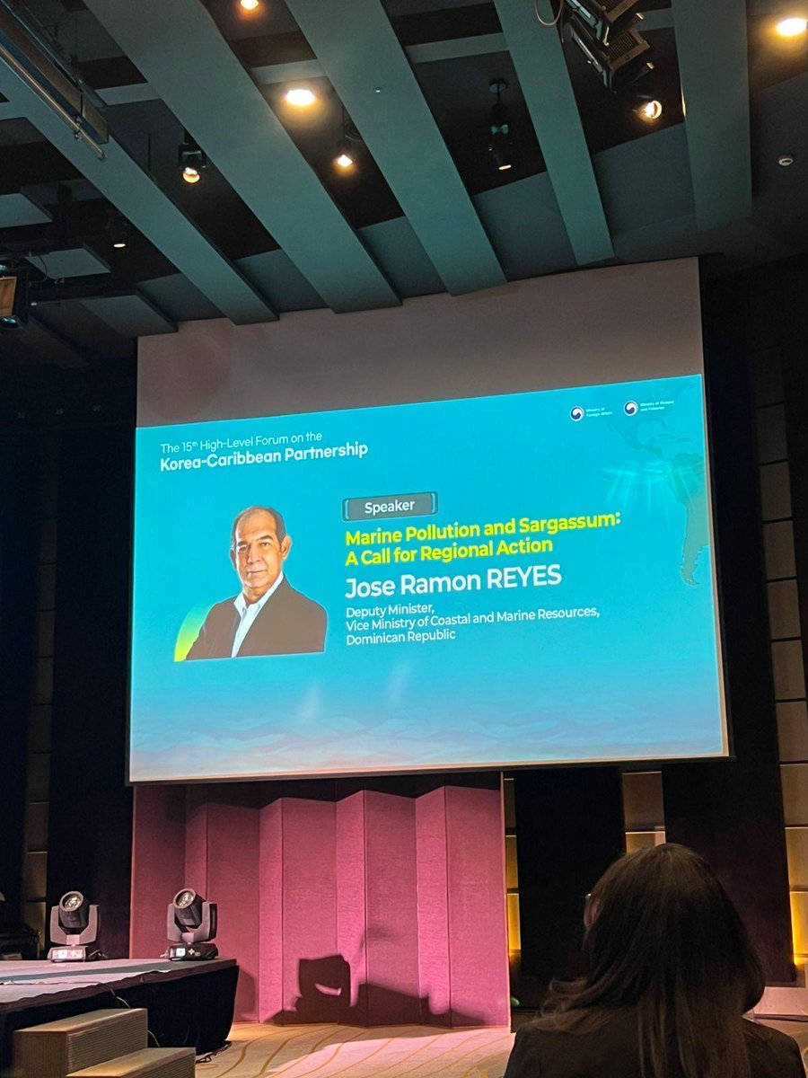 RDenCorea's tweet image. El Viceministro José Ramón Reyes presentó en el XV Foro Corea–Caribe la ponencia “Contaminación Marina y Sargazo”. Destacó impactos ambientales y económicos, las acciones de RD para enfrentarlo y el llamado a una cooperación regional y global para soluciones sostenibles. 🌊🇩🇴