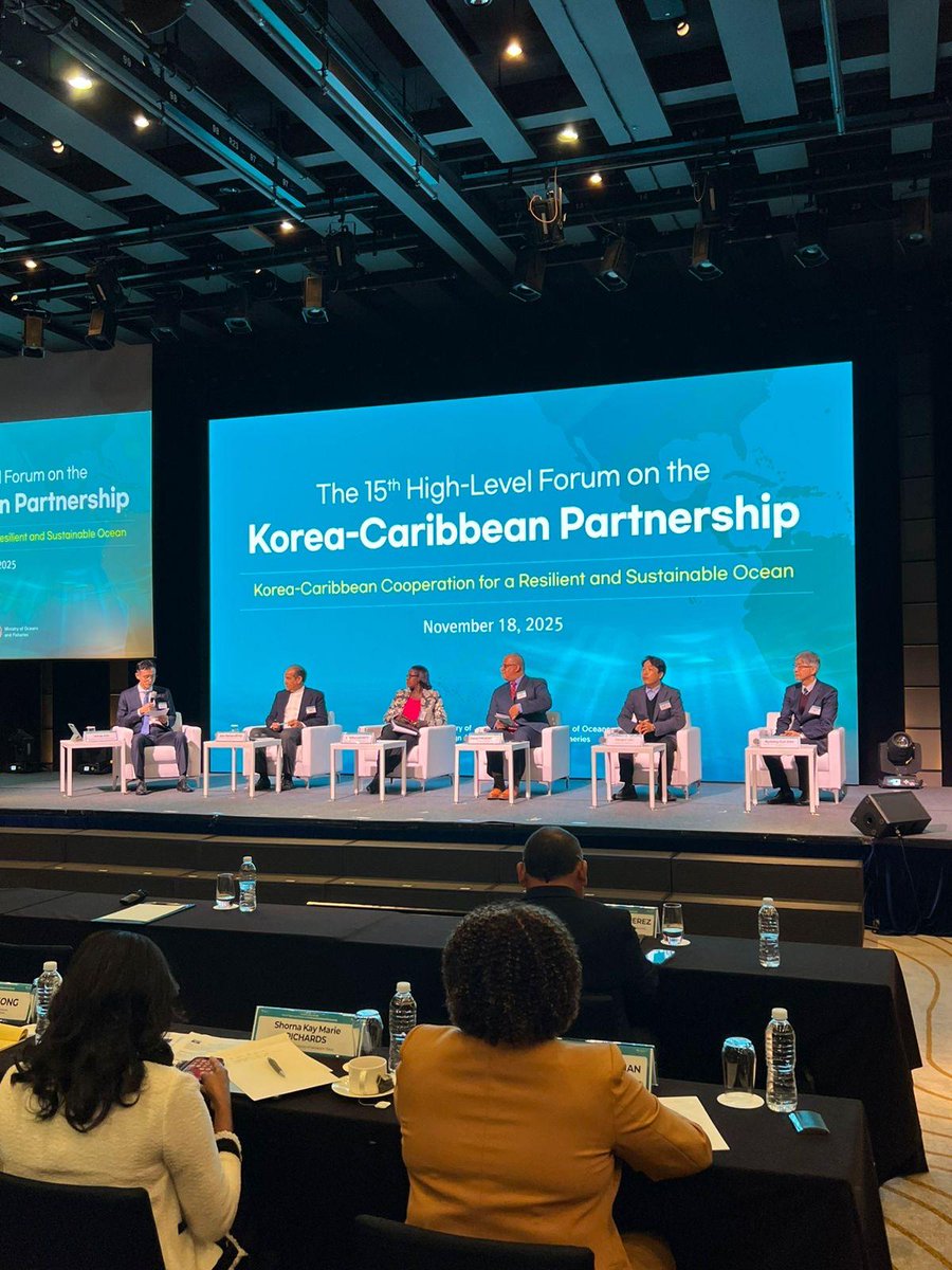 RDenCorea's tweet image. El Viceministro José Ramón Reyes presentó en el XV Foro Corea–Caribe la ponencia “Contaminación Marina y Sargazo”. Destacó impactos ambientales y económicos, las acciones de RD para enfrentarlo y el llamado a una cooperación regional y global para soluciones sostenibles. 🌊🇩🇴