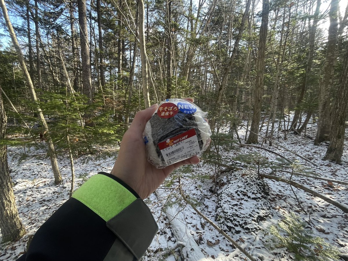 MHMHMHMagic's tweet image. 先日の山で食べた新作「牛そぼろ 道産牛」
甘系かな？あまじょっぱい優しいタレで美味しかった。
寒さで味があまり感じられていない可能性がある、本当はもっと味濃いのかも。
-3度の山ではとても優しい味に感じた。

#えめちセコマ行き