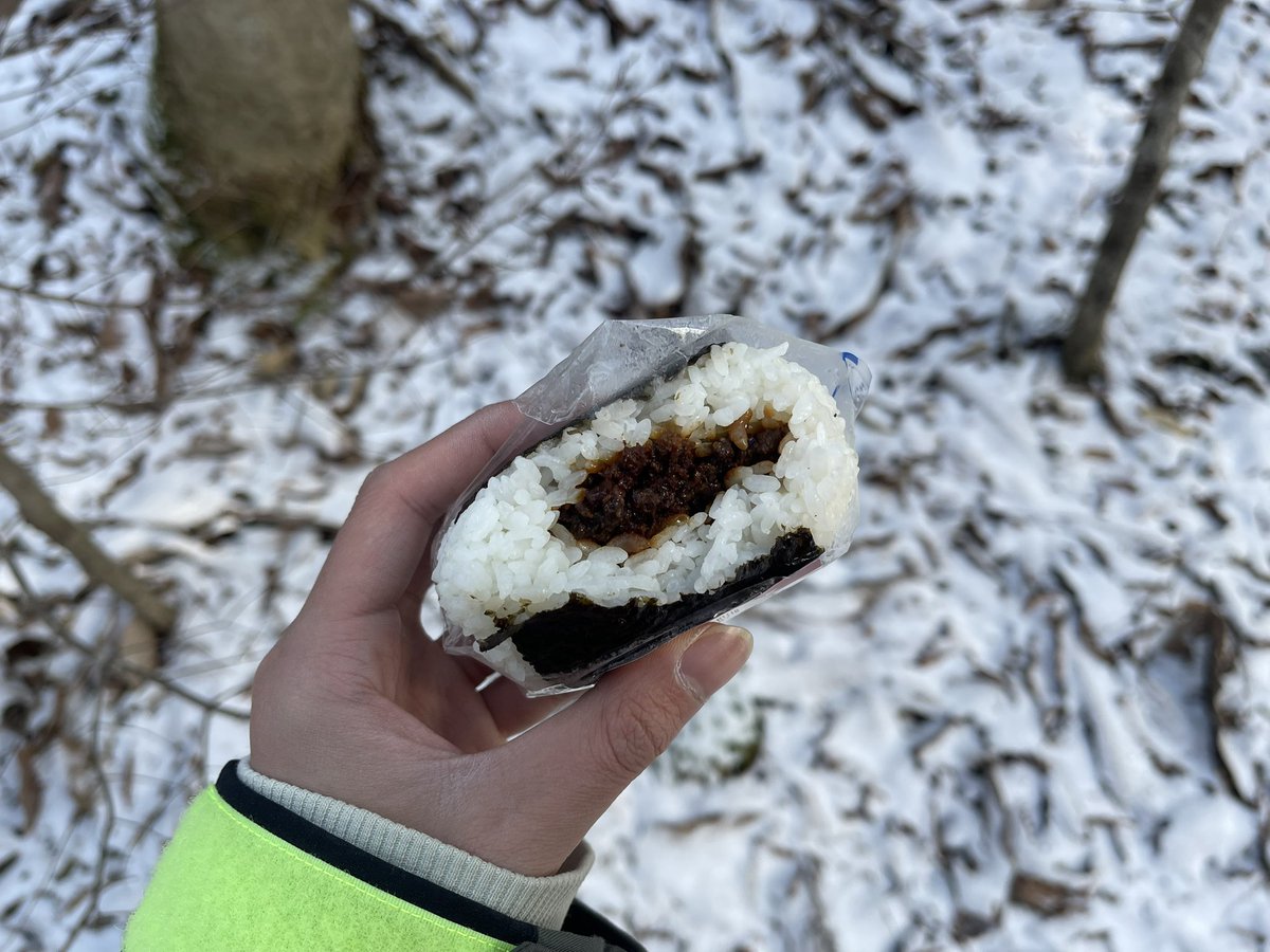 MHMHMHMagic's tweet image. 先日の山で食べた新作「牛そぼろ 道産牛」
甘系かな？あまじょっぱい優しいタレで美味しかった。
寒さで味があまり感じられていない可能性がある、本当はもっと味濃いのかも。
-3度の山ではとても優しい味に感じた。

#えめちセコマ行き