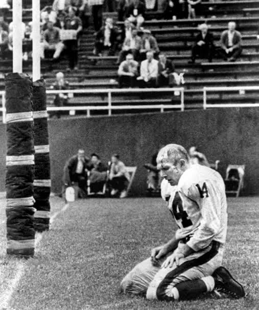 KNewt83's tweet photo. @GioWFAN Y.A. Tittle , best football picture https://t.co/PurhSsshCN