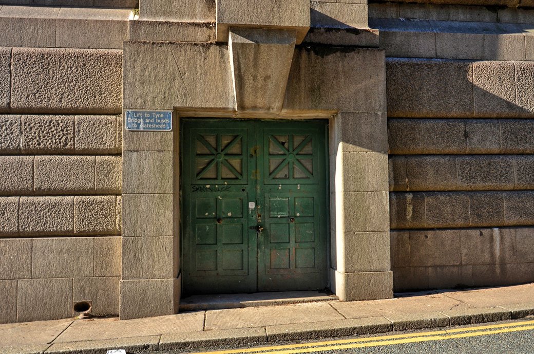 TyneSnapper's tweet image. #NewcastleUponTyne #Gateshead As far back as 1930 the fate of the Tyne Bridge lift was in question - this piece from the Newcastle Evening Chronicle on this day 19th November 1930
