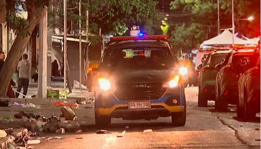 Carabineros retira más de 80 toldos azules en operativo nocturno en Barrio Meiggs epicentrochile.com/?p=345248