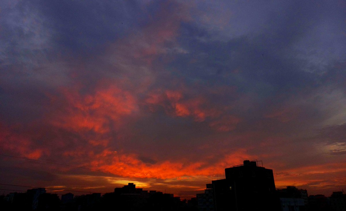 divya_sabaa's tweet image. ऐसे लम्हे भी तो आते हैं, कि काटे न कटें 
और कभी साल भी पल भर में गुज़र जाते हैं 

-Divya &apos;sabaa&apos;