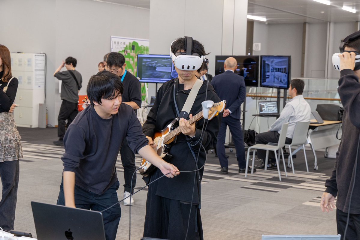 ekito_station's tweet image. （あらためてご報告）
AIxR CREATIVE AWARD 2025で『AR Guitar Session』が個人部門優秀賞を受賞しました！

ギター演奏とそれを聴く体験をARで拡張したプロジェクトです🎸

みやもってぃー @m1eyem0ty さんとこだわって作り込んできました。これからも発展させていきます！
#XRクリエイティブアワード