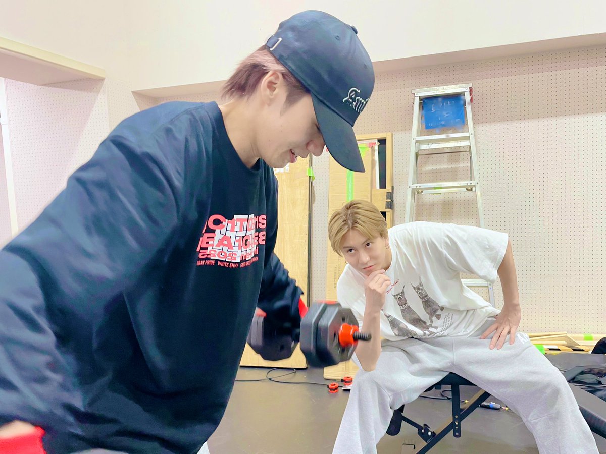 ぼくプリ、田村しょーごと高橋ユーリくんから稽古場に筋トレグッズの差し入れ(筋トレグッズの差し入れ…！？)がありました。そんな二人の稽古後の様子をパシャり。今回初めましてのユーリくん、芝居もダンスもめっちゃ良き。ちょっとすごいのが見れるので皆様お楽しみに。　#ぼくプリ