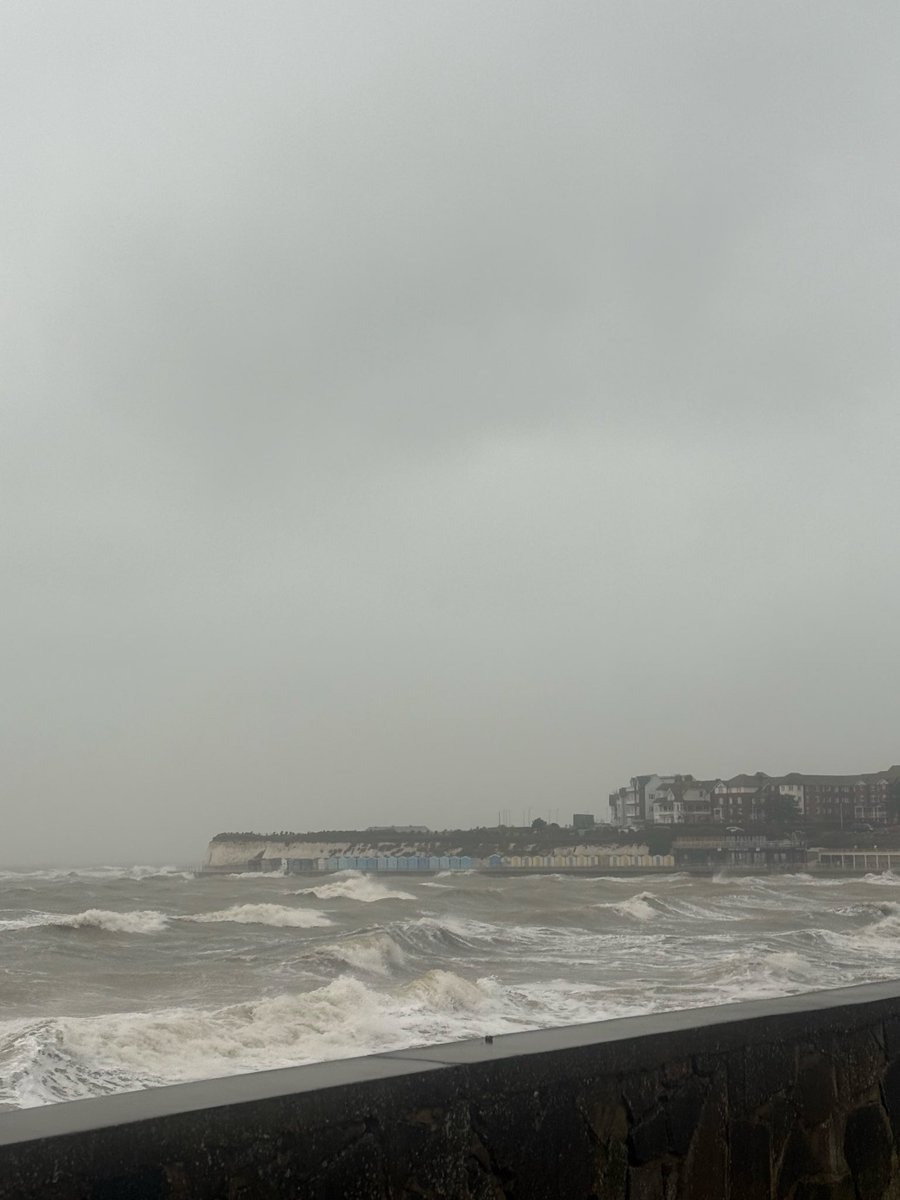 ThanetWeather's tweet image. 19th November, 2025 
A wild rotten day! Insane northerly winds crashing against the northern shores of Thanet. Very cold and very wet at 5-6°C. #Westgate