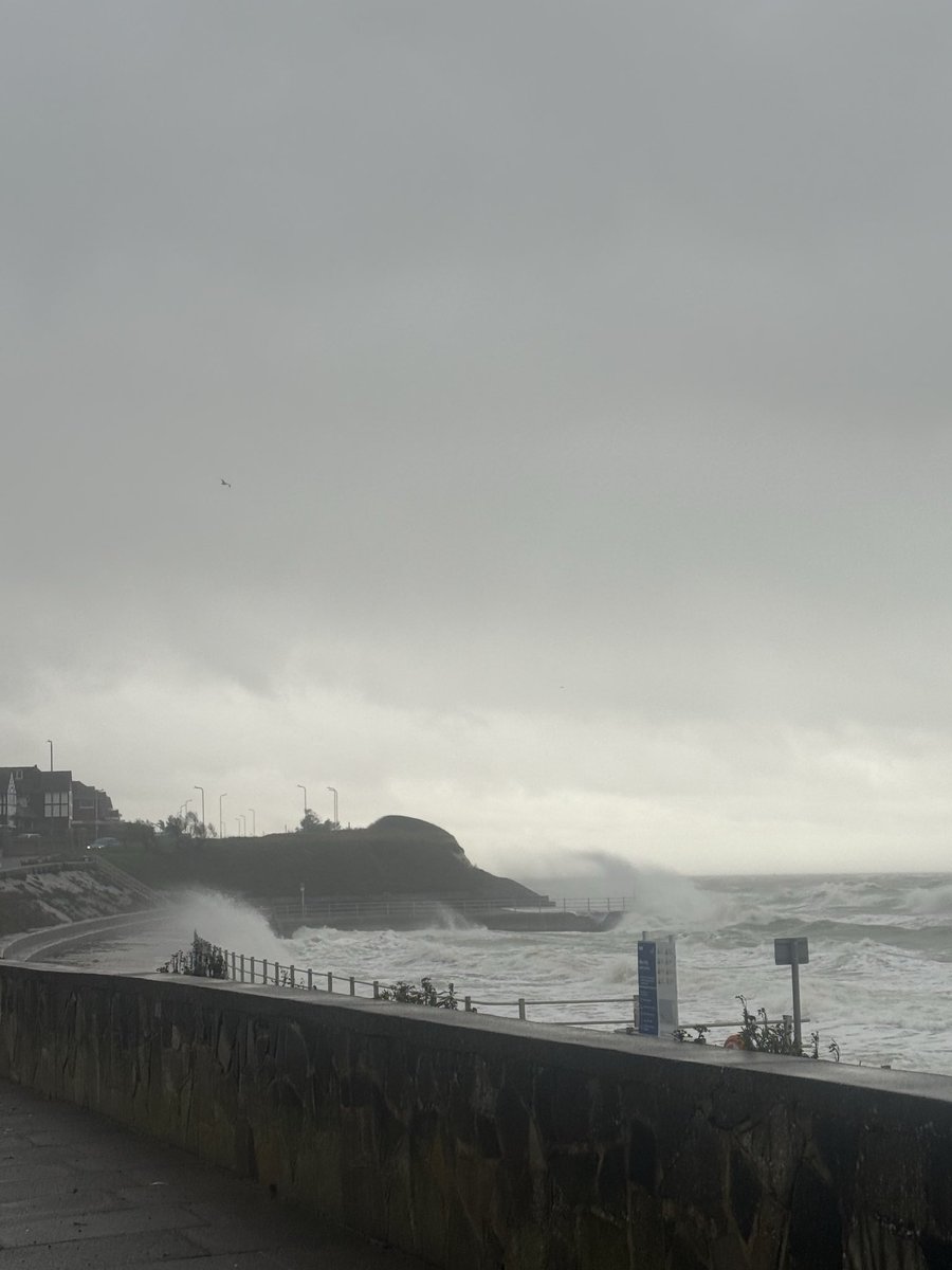 ThanetWeather's tweet image. 19th November, 2025 
A wild rotten day! Insane northerly winds crashing against the northern shores of Thanet. Very cold and very wet at 5-6°C. #Westgate