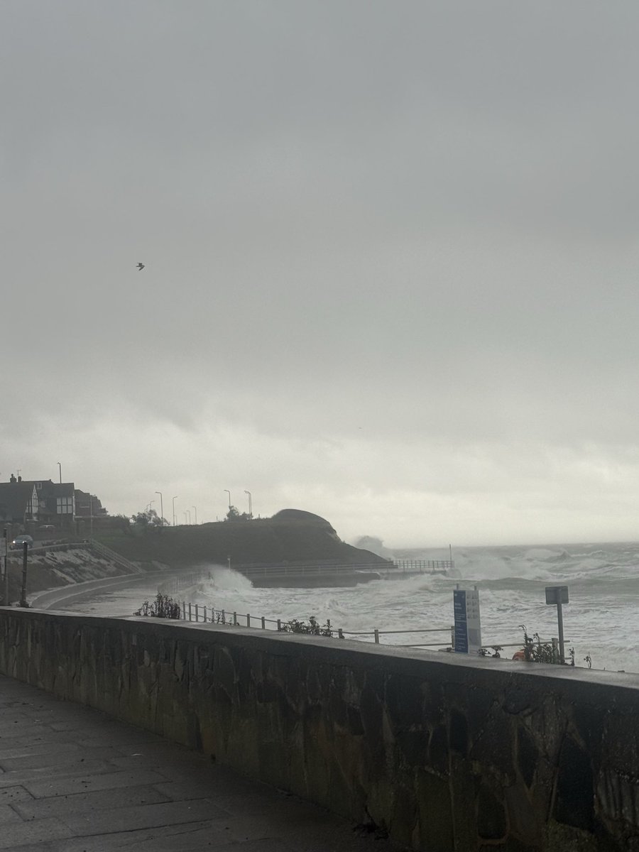 ThanetWeather's tweet image. 19th November, 2025 
A wild rotten day! Insane northerly winds crashing against the northern shores of Thanet. Very cold and very wet at 5-6°C. #Westgate