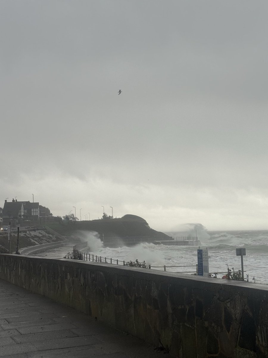 ThanetWeather's tweet image. 19th November, 2025 
A wild rotten day! Insane northerly winds crashing against the northern shores of Thanet. Very cold and very wet at 5-6°C. #Westgate