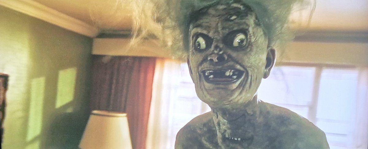 Beaucoup de monde critique, à juste titre, les vfx de Bienvenue à Derry mais n’oublions pas que les films avaient exactement les mêmes soucis. Exemple avec la meilleure scène de trouille des deux films. Build-up fabuleux qui tombe à plat à cause de la créature dégueulasse en CGI.