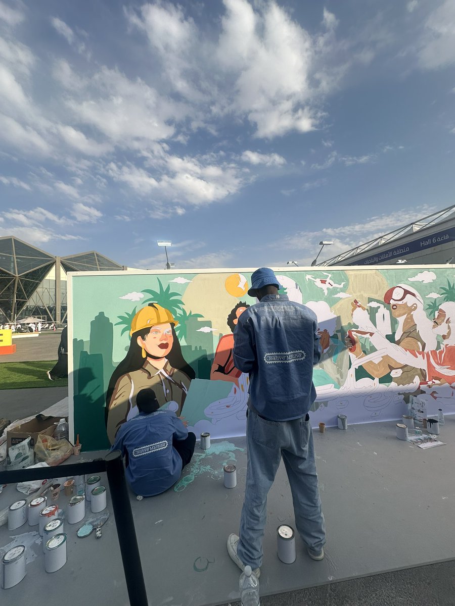 🥹❤️ 
.
لحظة فَخر من والدي الغالي ! 
في <a href="/CSGlobalKSA/">Cityscape Global</a> .. رسمت هذا العمل الفني ، وكان من أكثر الداعمين ليا . 
مو في هذا المشروع بس ! .
.
من يوم ماجلسني قدام التلفزيون وانا عمري ٥ سنوات يوريني افلام الكرتون. 
.
حفظ الله آبائنا ورحم من غادرنا منهم