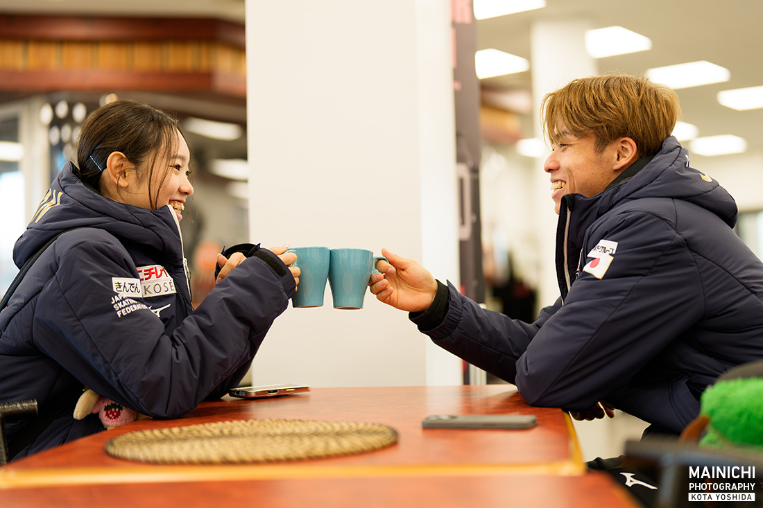 ＜フィギュアGPフィンランド大会＞
調整を終え、笑顔でお茶をする長岡柚奈、森口澄士組
＝フィンランド・ヘルシンキで2025年11月19日午前11時41分、吉田航太撮影

昨年ぶりのフィンランド、競技も頑張りつつ、冬の現地で良い時間の滞在となりますように。

写真特集｜mainichi.jp/graphs/2025111…