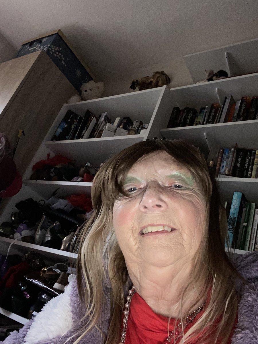 Catheri77148739's tweet image. Especially when u can put different colour extensions in ur hair ! 
My latest attempt 😂😂😂😂😂😂