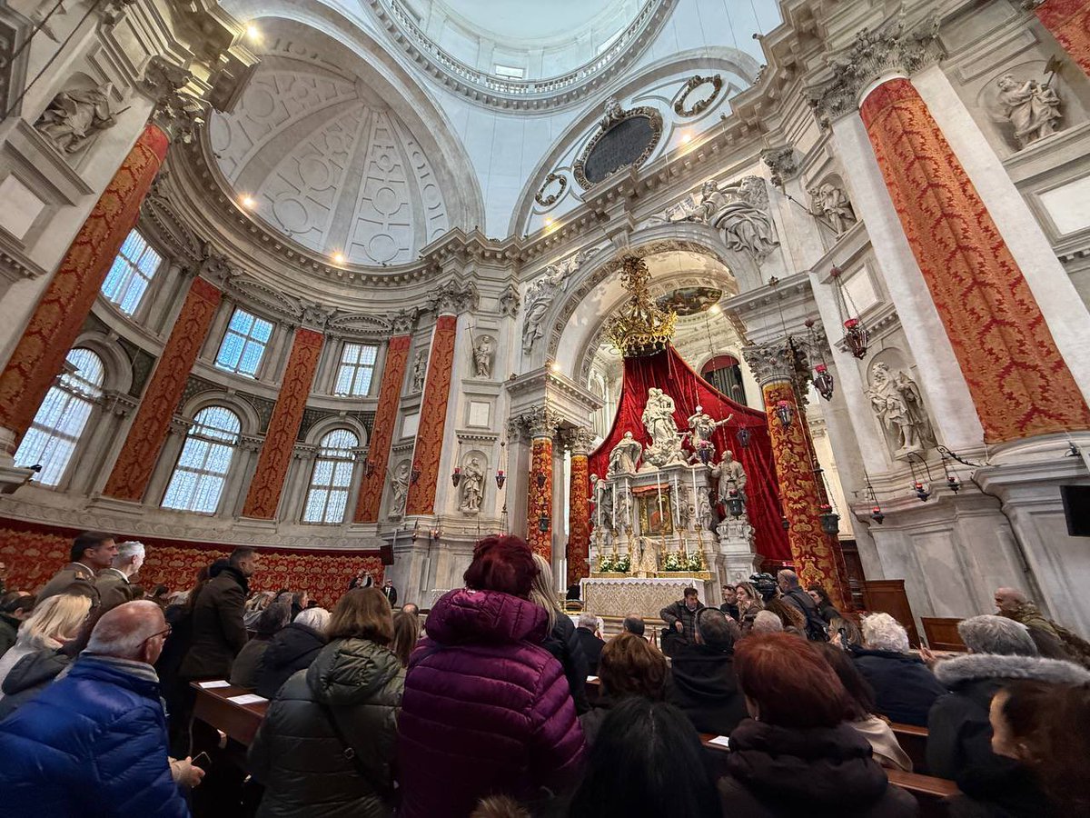#VENEZIA 🕯️Aperto il Ponte votivo per la Festa della Madonna della Salute!  

🔹Una tradizione molto sentita, che da secoli accompagna la nostra Città e unisce i fedeli in un momento di raccoglimento.  

🔹Da oggi sarà possibile recarsi in pellegrinaggio alla Basilica della