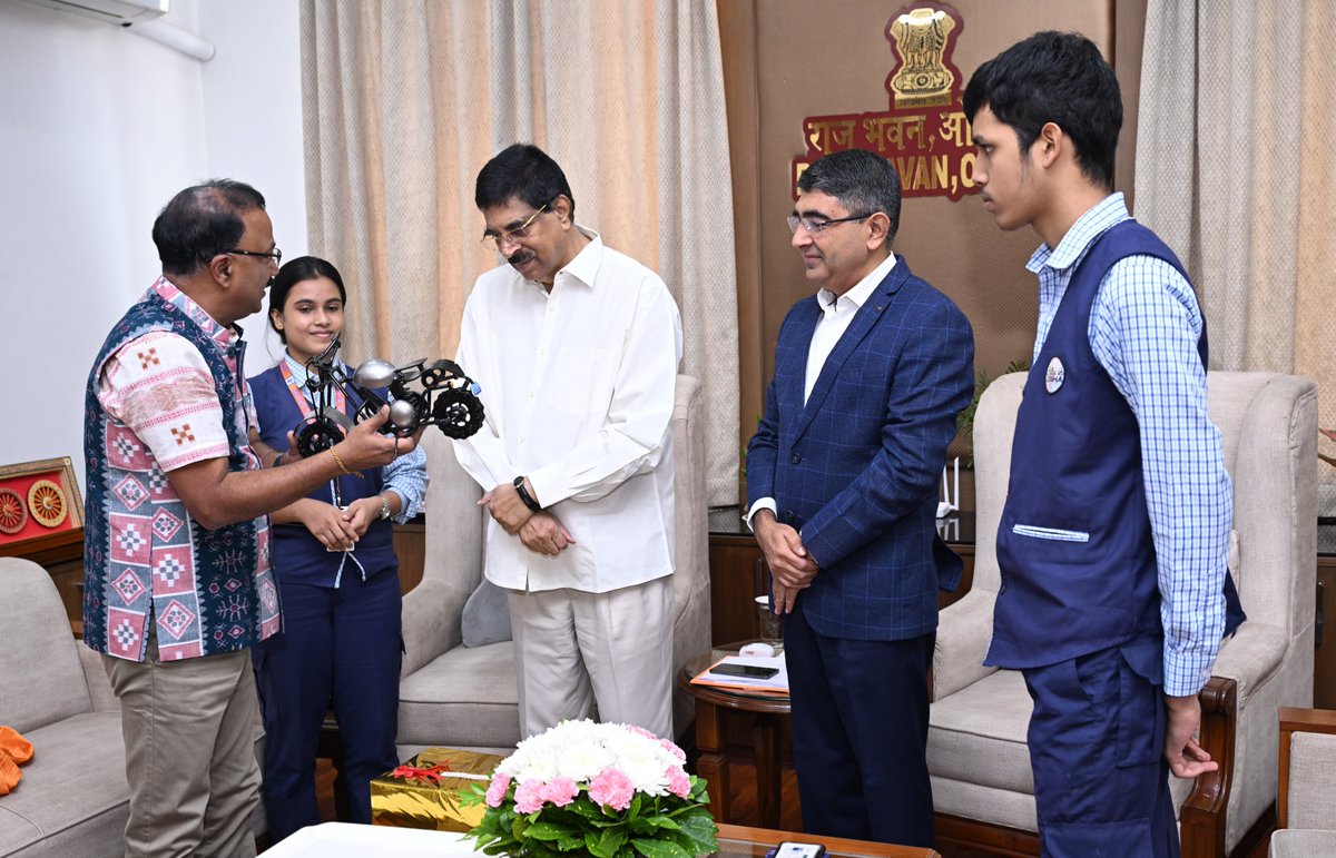 skilled_odisha's tweet photo. Hon’ble Governor Dr. @DrHariBabuK  launched the book “500-Polytechnic Achievers, Powering Vikshit Bharat” in  presence of SDTE Secretary Shri Bhupendra Singh Poonia &amp; Dr. Rajat Panigrahi, Principal, GP, Bhubaneswar.
Models crafted from automobile scrap by students were presented. https://t.co/vWViTvpWsR