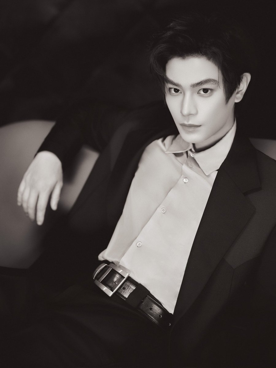 dingyuxi_fc_th's tweet image. 2025.11.19｜Ding Yuxi’s studio update

สีน้ำเงินเข้มที่ลึกซึ้ง สะท้อนความสงบนิ่งและสง่างามบนเวทีโลก เขียนลวดลายด้วยหมึกแบบตะวันออก ด้วยพลังของคนหนุ่มสาว ถ่ายทอดความรับผิดชอบและคำตอบของยุคสมัย

Cr. 丁禹兮工作室

#ติงอวี่ซี #Dingyuxi #丁禹兮
#ディンユーシー #정우혜