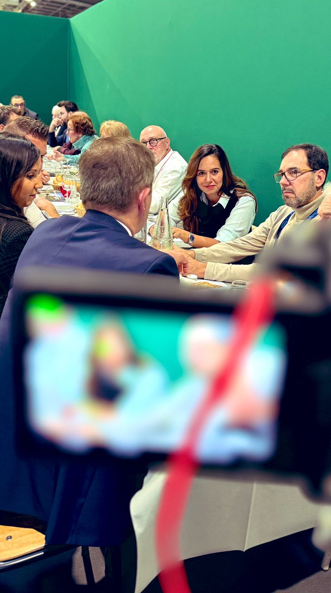 La député européenne Reconquête! <a href="/knafo_sarah/">Sarah Knafo</a> au Salon des maires de France à la rencontre d’élus locaux. <a href="/Frontieresmedia/">Frontières</a> sur place.