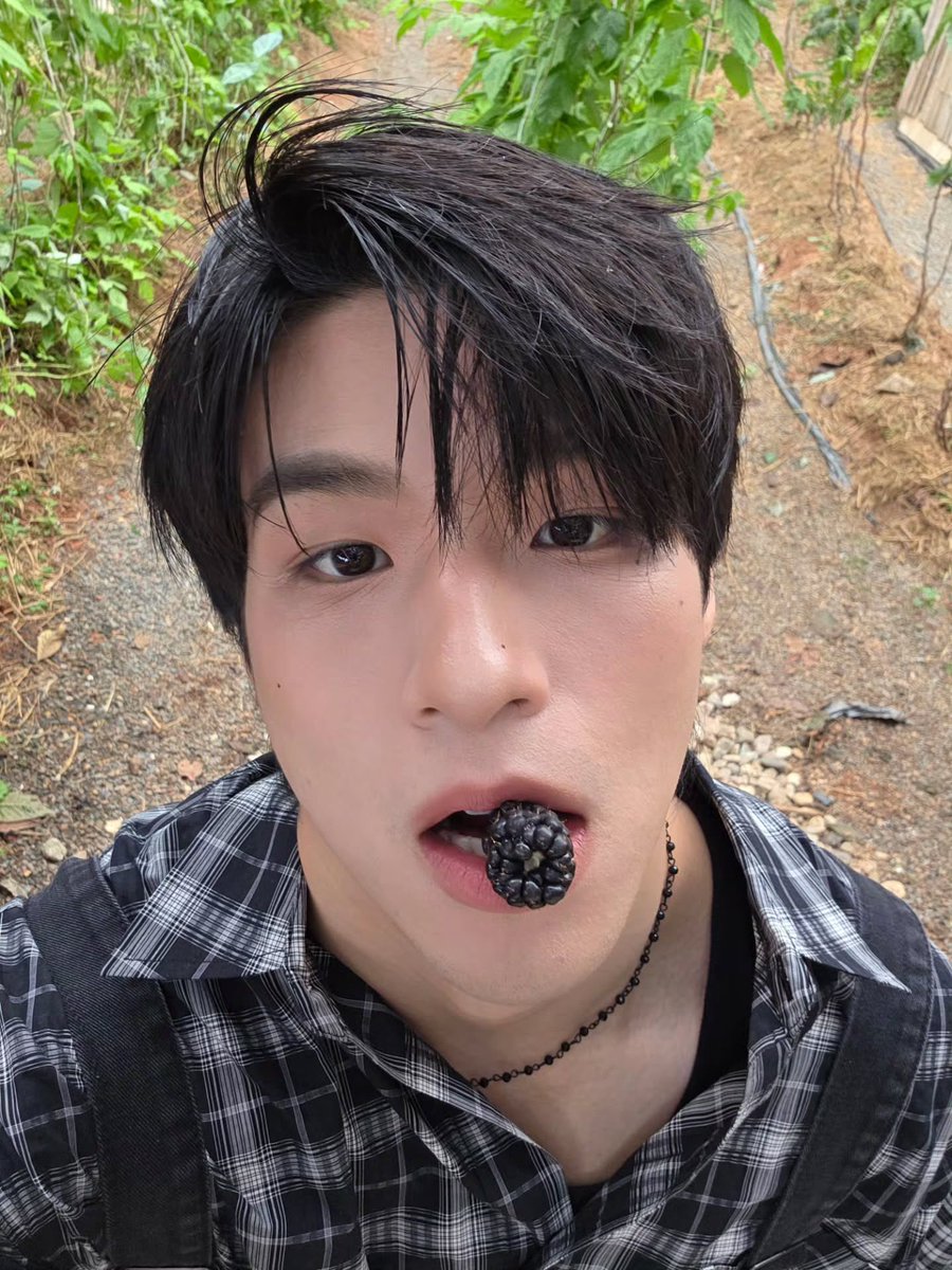 sleeproom_'s tweet image. เบื้องหลัง                                                      รูปที่ได้

หล่อว่ะพี่กาย