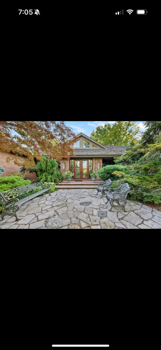 Ghetto??? I don’t think so. As I live on the boarder of Dearborn and the homes around us are absolutely beautiful and expensive. 

dougvos.com/beautiful-home…