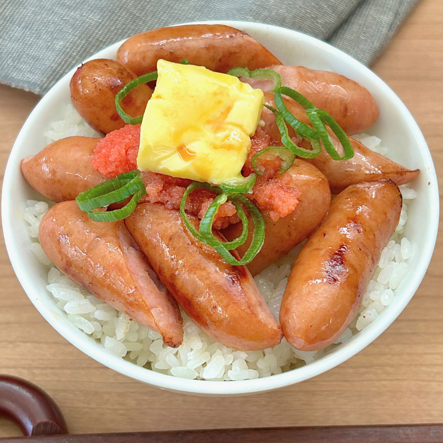 夜中に食べたい燻製屋の背徳アレンジレシピで人気のメニュー「明太バターのっけ飯」。燻製屋ウインナーの旨みと肉汁、明太バターの濃厚さで口の中が大満足…これ深夜に作っちゃうやつです。