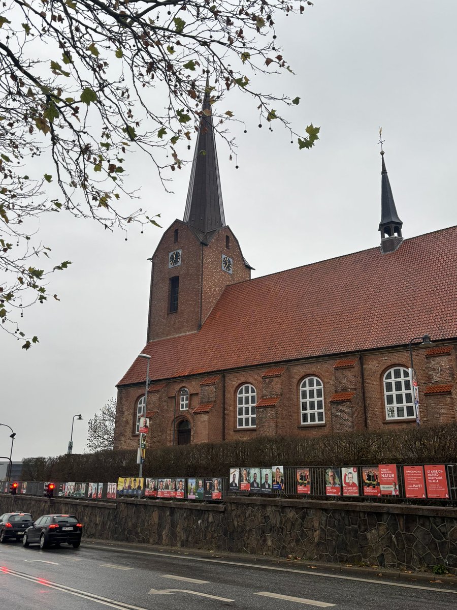 スナボーの聖マリア教会と選挙の看板🇩🇰