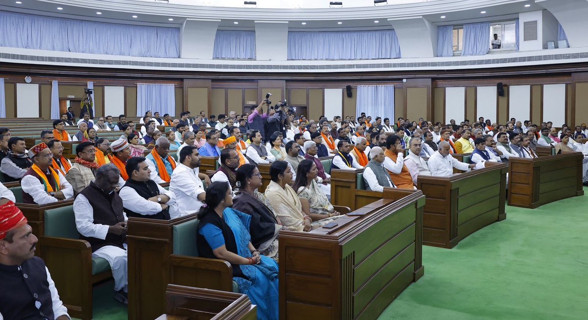 NitishKumar's tweet photo. बिहार विधान मंडल के सेंट्रल हॉल में एन॰डी॰ए॰ विधानमंडल दल की बैठक में शामिल हुआ।

(1/2) https://t.co/U68KRorvFV