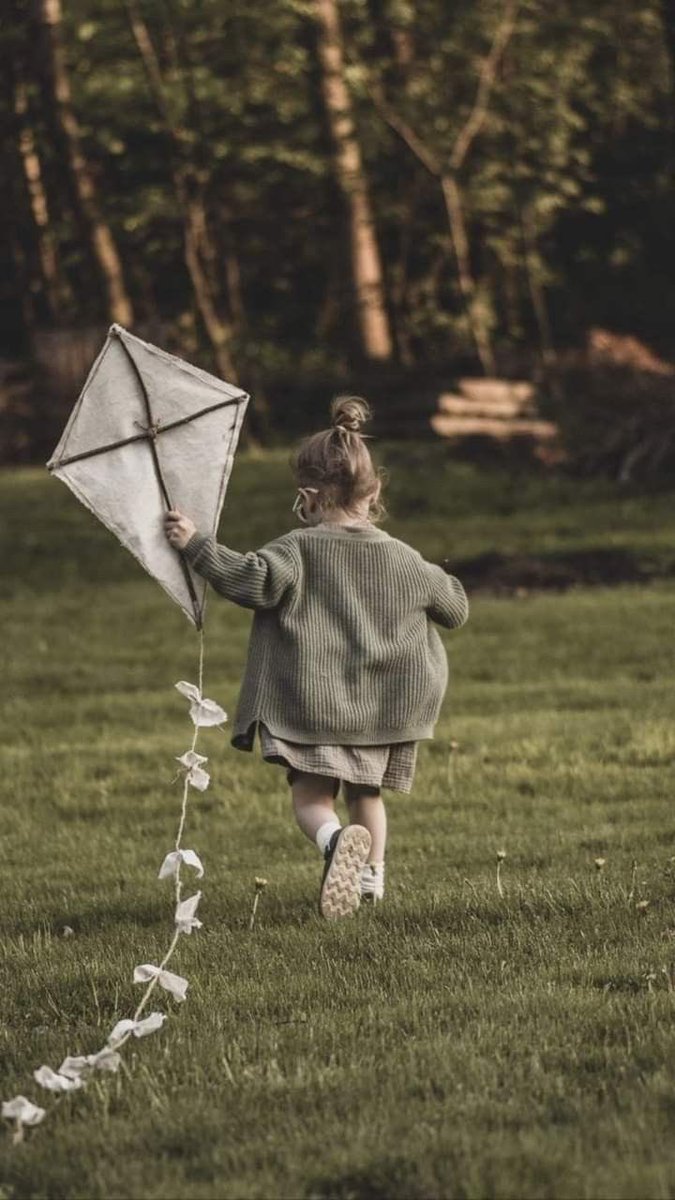 البعض يغيثون الناس كالمطر
 و آخرون يظللون كالشجر، 
و بعضهم  كالصحراء مهما زرعت فيهم لا وفاء و لا ثمر .. 🥀

-

#مساء_الخير