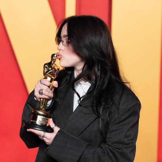 é tão mais bem sucedida na música que a vaca da selena que mesmo sem atuar ganhou o MAIOR prêmio do cinema não uma, mas DUAS vezes aos 23 anos. 🤷🏽‍♀️