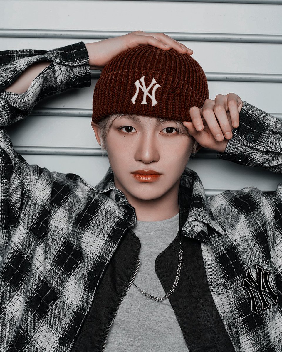 Jihvoon's tweet image. Hit the spot where eyes seek an iconic detail that aligns perfectly with how warmth is essential this season. With MLB and the chosen maroon curve as the answer to the dilemma, it no longer haunts you as my presence does.