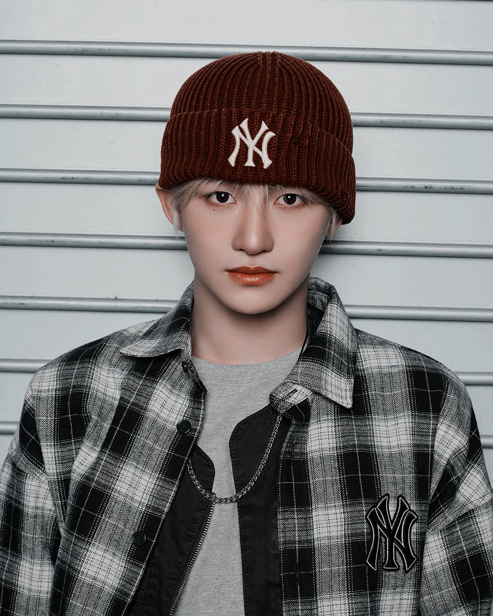 Jihvoon's tweet image. Hit the spot where eyes seek an iconic detail that aligns perfectly with how warmth is essential this season. With MLB and the chosen maroon curve as the answer to the dilemma, it no longer haunts you as my presence does.