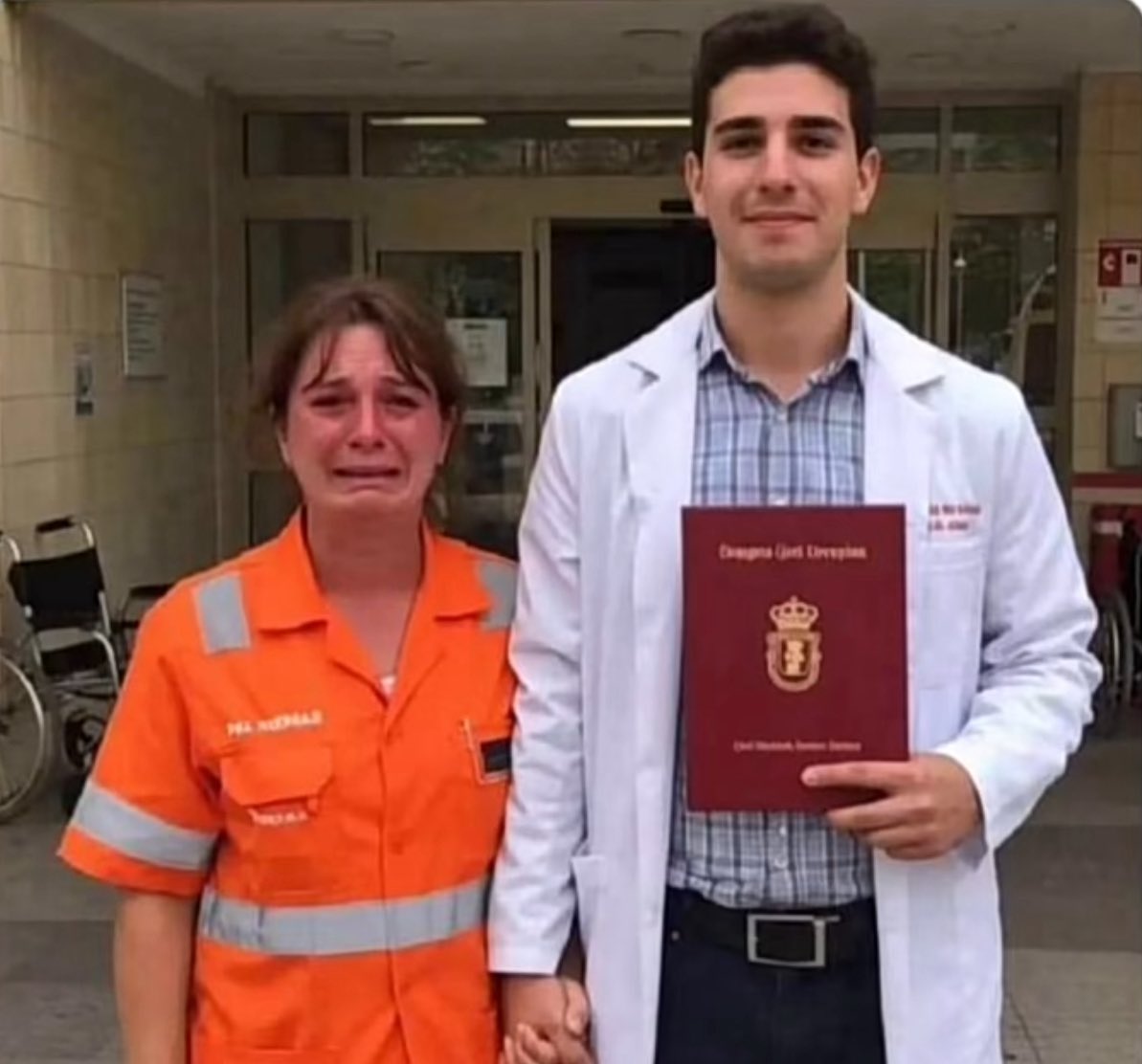 aqullii's tweet image. نشرت الأم هذه الصوره وعلقت كنت أنظف ممرات المستشفى لسنوات واليوم ابني أصبح طبيباً