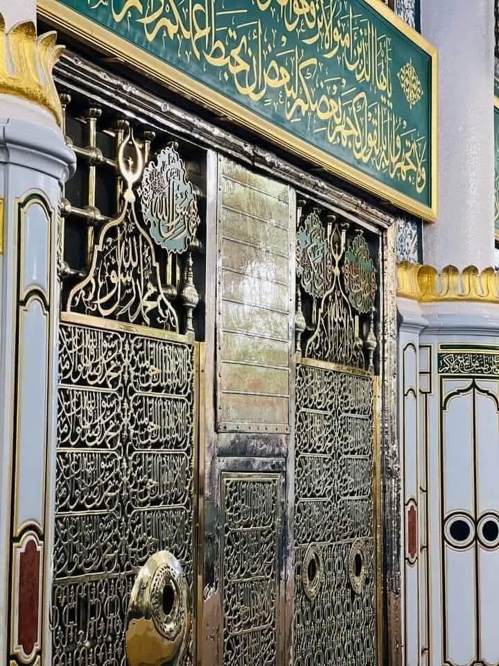 MSamiUllah_786's tweet image. اتنی حساس اور اتنی نازک بارگاہ ہے کہ یہاں لہجوں کو سنبھال کر بات کرنے کی تلقین کی گئی ہے یہاں حضور صلی اللہ علیہ والہ وسلم کی بارگاہ میں حاضر ہونے کے لیئے اداب سکھائے گئے ہیں لفظوں کے چناؤ کرنے کی تاقید کی گئی ہے ، 
حضرت صائب بن یزید ؓ کہتے ہیں کہ میں مسجد نبوی کے ایک گوشے میں…