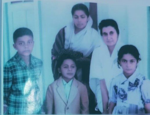 ASinghINC's tweet image. आज पुरानी स्मृति स्व. इंदिराजी के जन्मदिन पर  अक्टूबर 1960 की । इसी दिन आनंद भवन इलाहाबाद में पूज्य दाऊ साब ने स्व. नेहरूजी से कांग्रेस पार्टी की सदस्यता ग्रहण की थी।