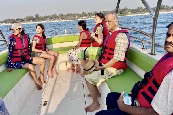 mrjethwani_'s tweet image. After working for 72 hours nonstop, Narayana Murthy is finally seen enjoying the 73rd hour with his family.🤓