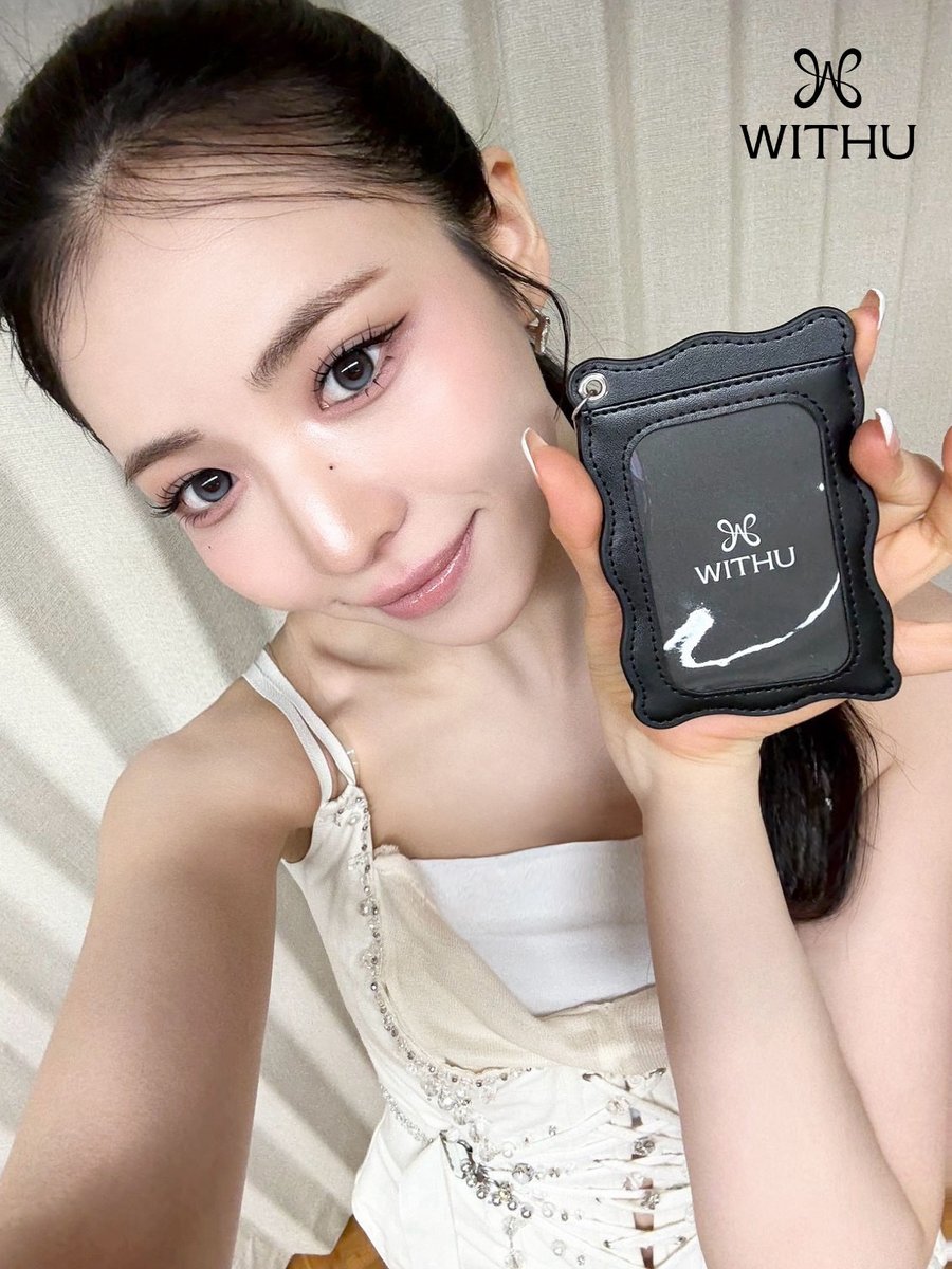 NiziU OFFICIAL FANCLUB「WithU」
5年目の更新特典のデザイン公開！

今年度はトレーディングカードホルダー＆トレーディングカード9枚をお届けします💝
※画像はイメージです

▼詳細はこちら
niziu.com/s/n123/news/de…

#NiziU #ニジュー #니쥬 #WithU