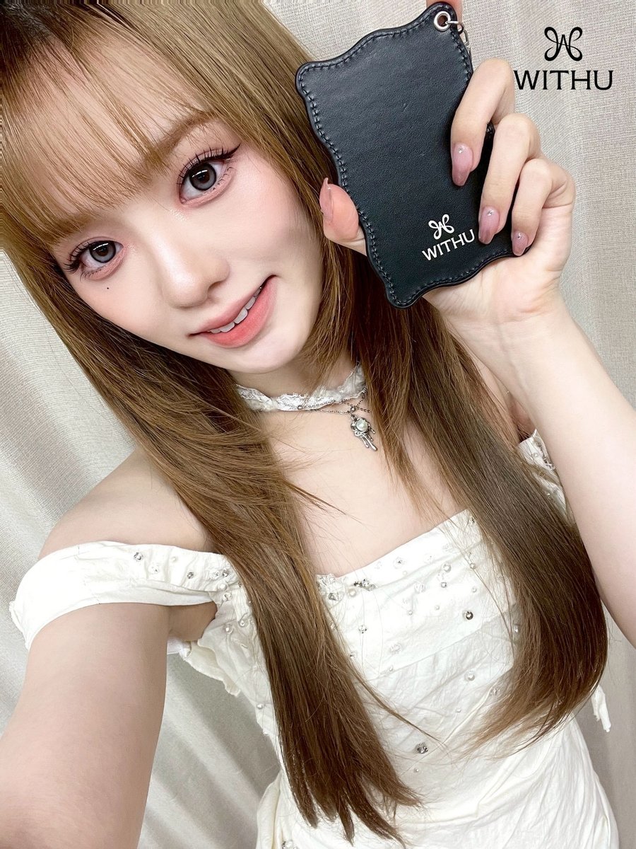 NiziU__official's tweet image. NiziU OFFICIAL FANCLUB「WithU」
5年目の更新特典のデザイン公開！

今年度はトレーディングカードホルダー＆トレーディングカード9枚をお届けします💝
※画像はイメージです

▼詳細はこちら
niziu.com/s/n123/news/de…

#NiziU #ニジュー #니쥬 #WithU