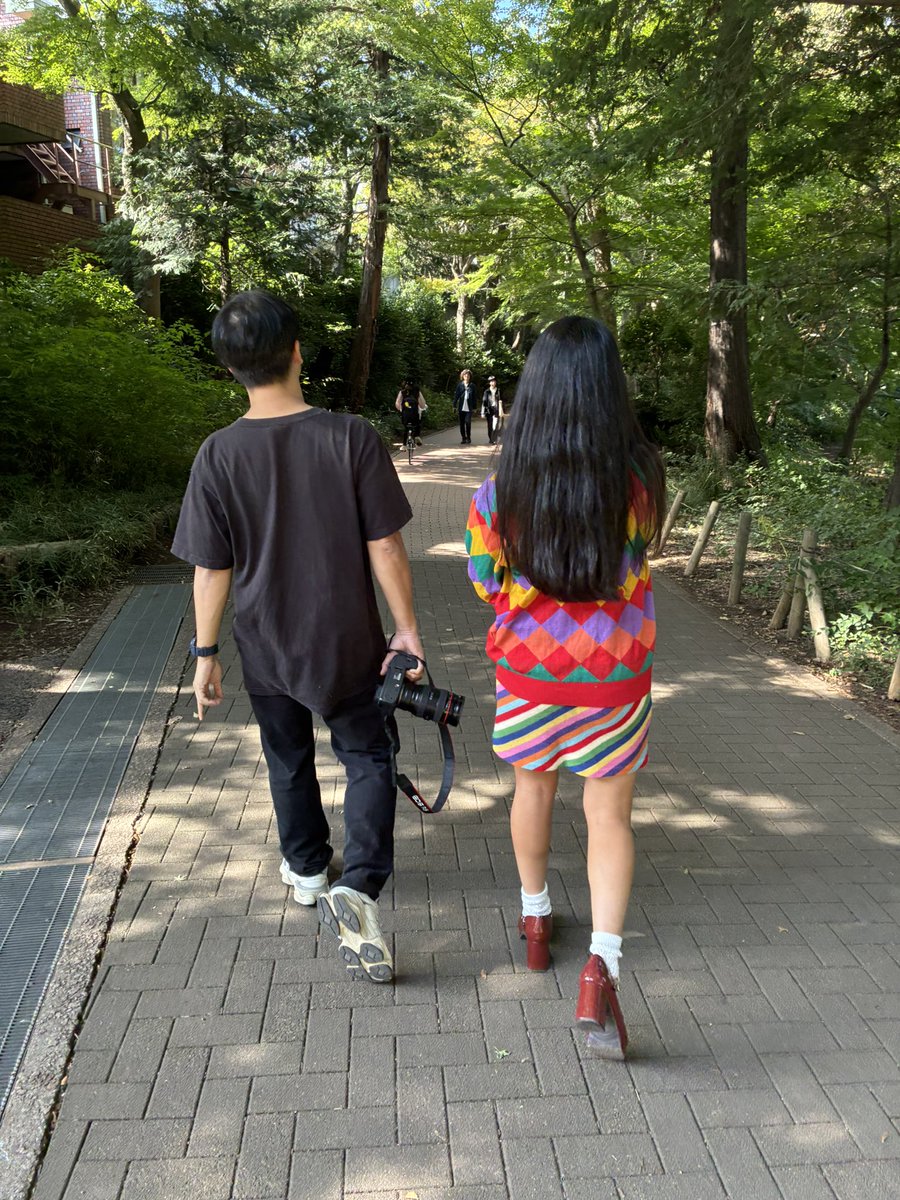 この日も撮影後にタイ料理を食べた。
みんなガパオライスを注文して、自分がサラダのミニトマトのヘタを取ろうとしたらミニトマトがすごい勢いで遥か彼方まで転がって行ってしまい、紗麗が爆笑していた。